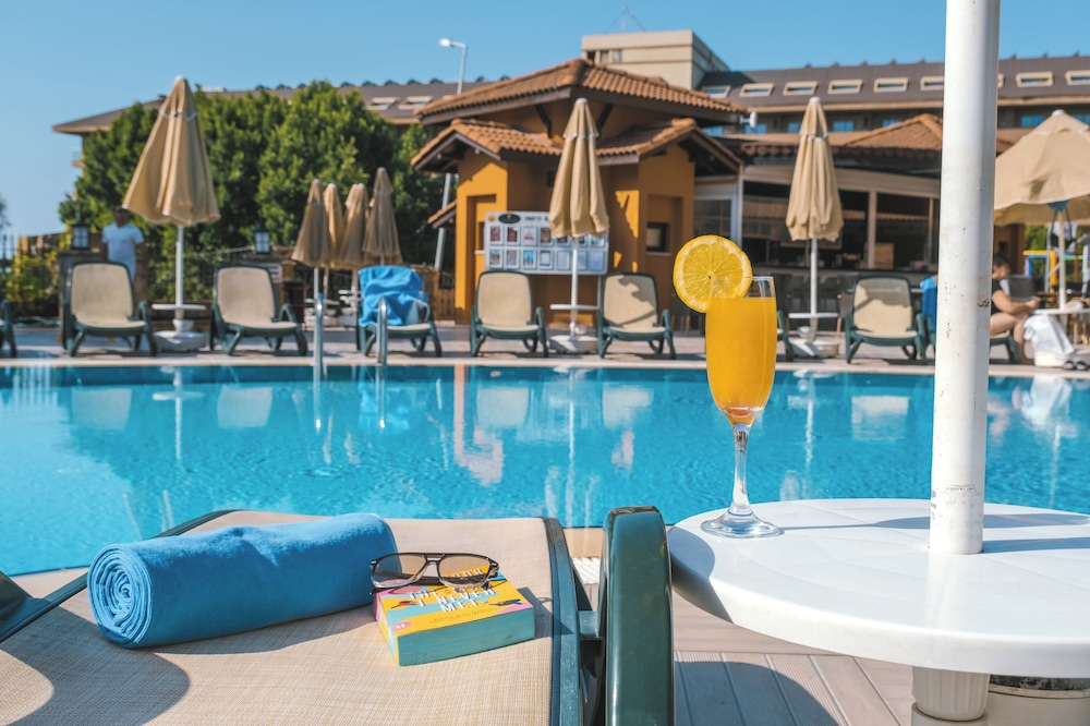 Villa Side Hotel — Swimming pool in Side