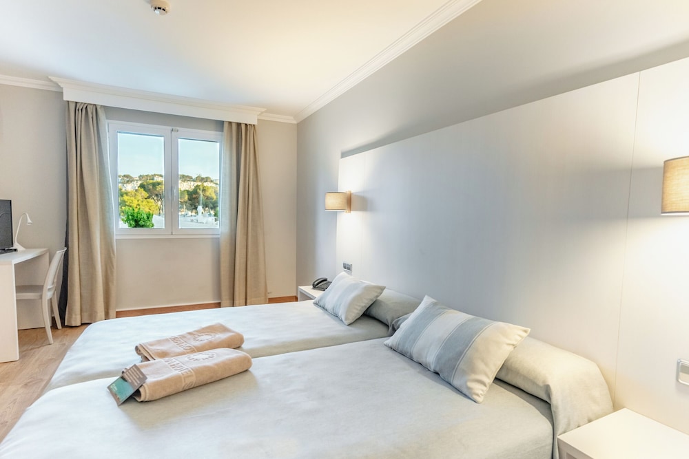 Minura Hotel Cala Galdana & Apartamentos — Hotel rooms in Cala Galdana, Balearic Islands