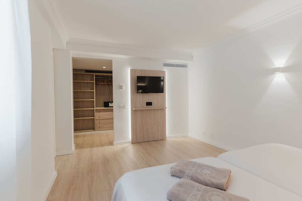 Minura Hotel Cala Galdana & Apartamentos — Hotel rooms in Cala Galdana, Balearic Islands