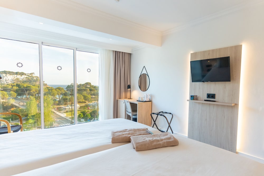 Minura Hotel Cala Galdana & Apartamentos — Hotel rooms in Cala Galdana, Balearic Islands