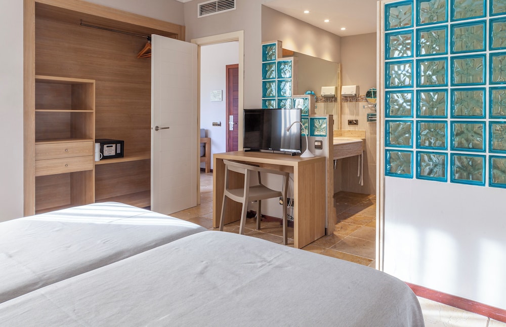 Minura Hotel Cala Galdana & Apartamentos — Hotel rooms in Cala Galdana, Balearic Islands