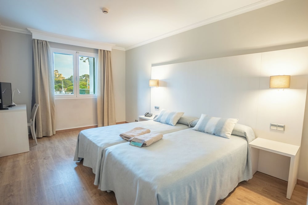 Minura Hotel Cala Galdana & Apartamentos — Hotel rooms in Cala Galdana, Balearic Islands