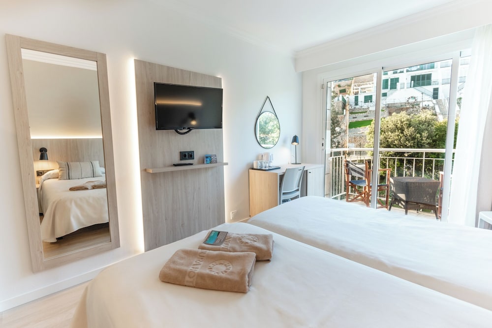 Minura Hotel Cala Galdana & Apartamentos — Hotel rooms in Cala Galdana, Balearic Islands