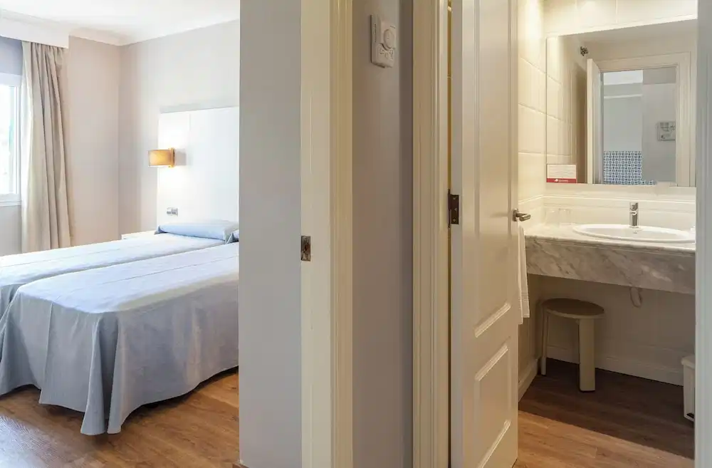 Minura Hotel Cala Galdana & Apartamentos — Hotel rooms in Cala Galdana, Balearic Islands