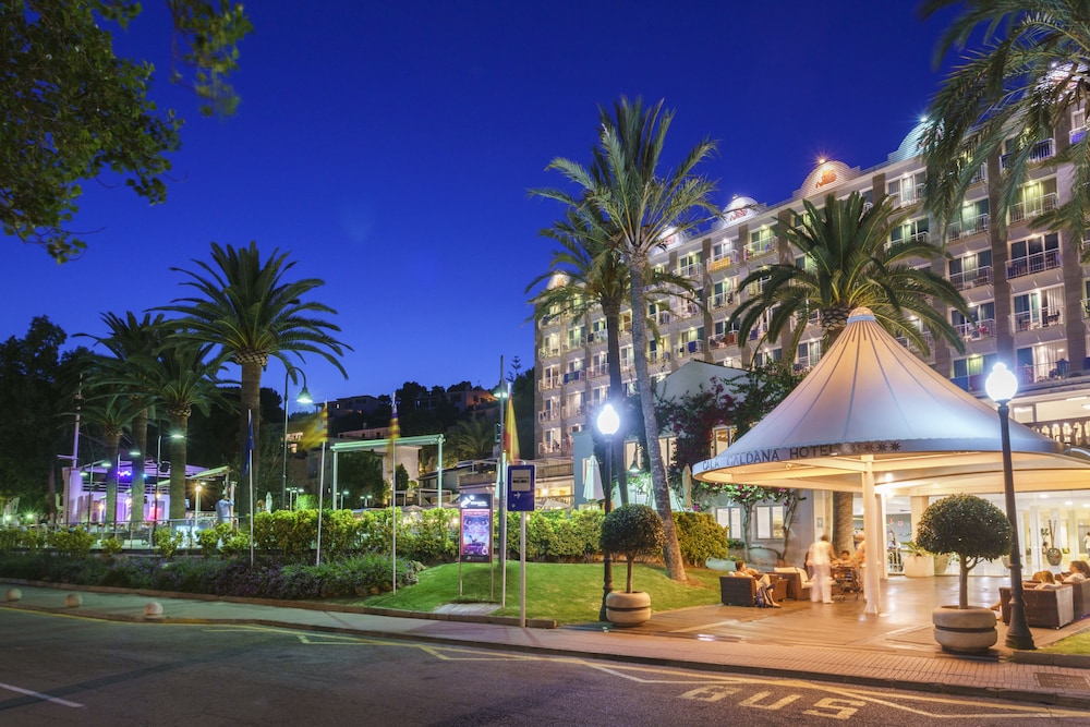 Minura Hotel Cala Galdana & Apartamentos — Hotel building in Cala Galdana, Balearic Islands