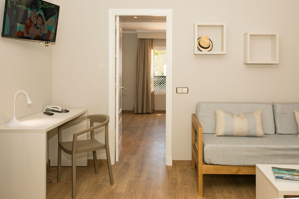 Minura Hotel Cala Galdana & Apartamentos — Hotel rooms in Cala Galdana, Balearic Islands