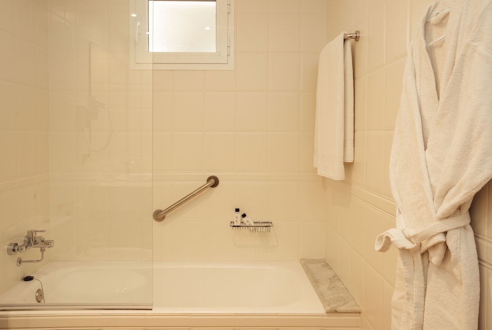 Minura Hotel Cala Galdana & Apartamentos — Hotel rooms in Cala Galdana, Balearic Islands