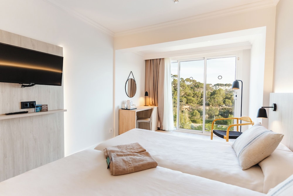Minura Hotel Cala Galdana & Apartamentos — Hotel rooms in Cala Galdana, Balearic Islands
