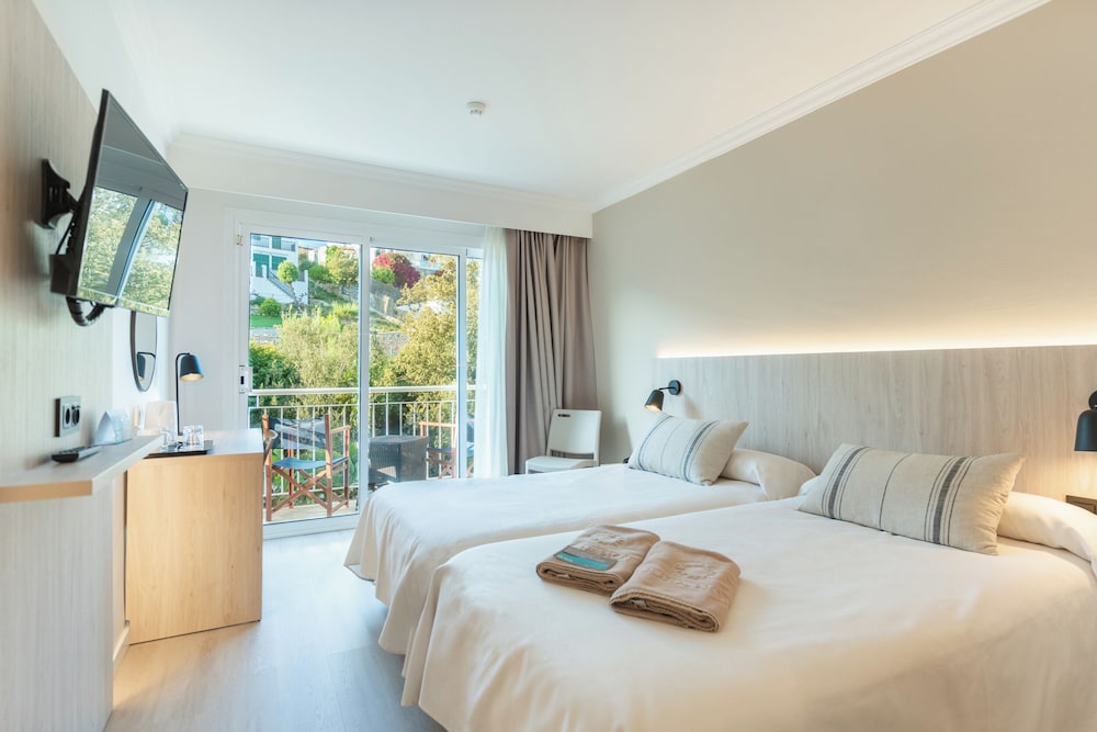 Minura Hotel Cala Galdana & Apartamentos — Hotel rooms in Cala Galdana, Balearic Islands