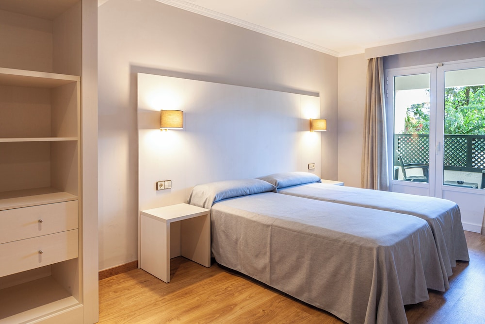 Minura Hotel Cala Galdana & Apartamentos — Hotel rooms in Cala Galdana, Balearic Islands