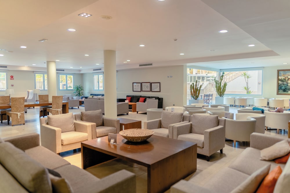 Minura Hotel Cala Galdana & Apartamentos — Hotel building in Cala Galdana, Balearic Islands