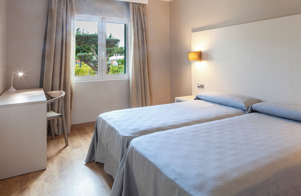 Minura Hotel Cala Galdana & Apartamentos — Hotel rooms in Cala Galdana, Balearic Islands