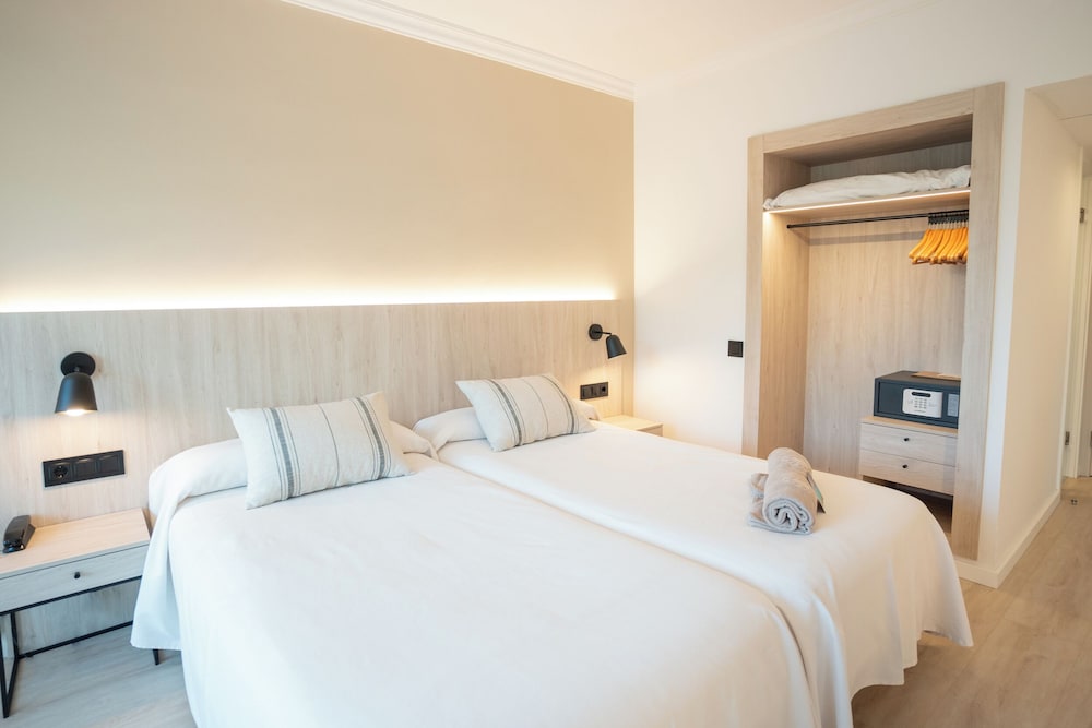 Minura Hotel Cala Galdana & Apartamentos — Hotel rooms in Cala Galdana, Balearic Islands