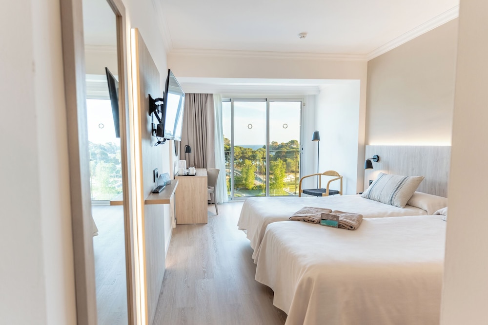 Minura Hotel Cala Galdana & Apartamentos — Hotel rooms in Cala Galdana, Balearic Islands