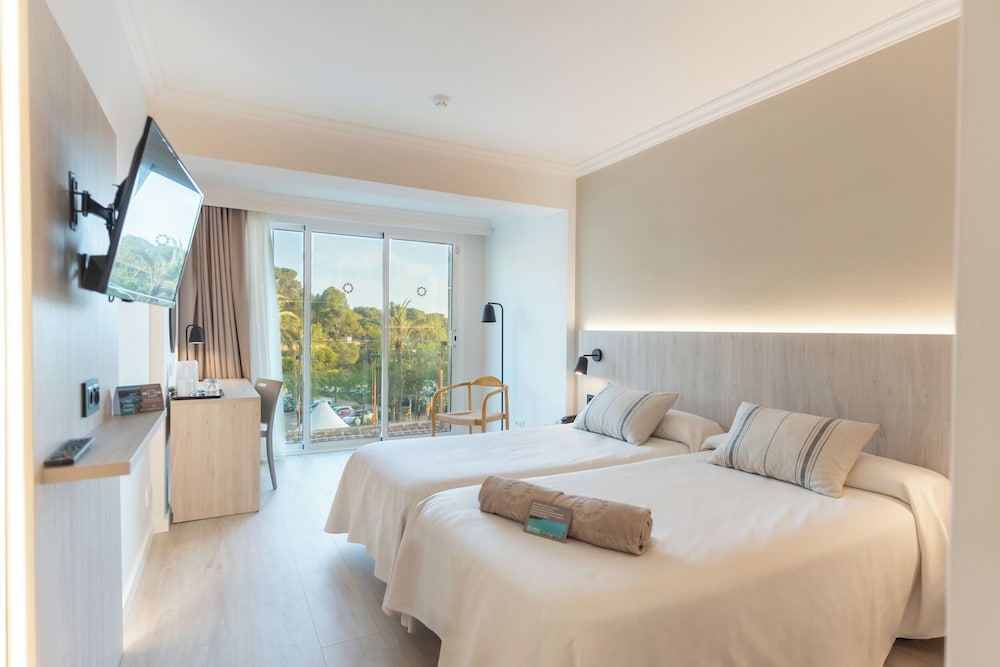 Minura Hotel Cala Galdana & Apartamentos — Hotel rooms in Cala Galdana, Balearic Islands