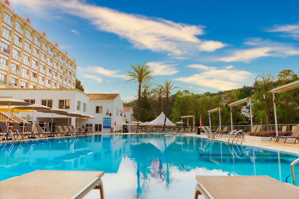 Minura Hotel Cala Galdana & Apartamentos — Swimming pool in Cala Galdana, Balearic Islands