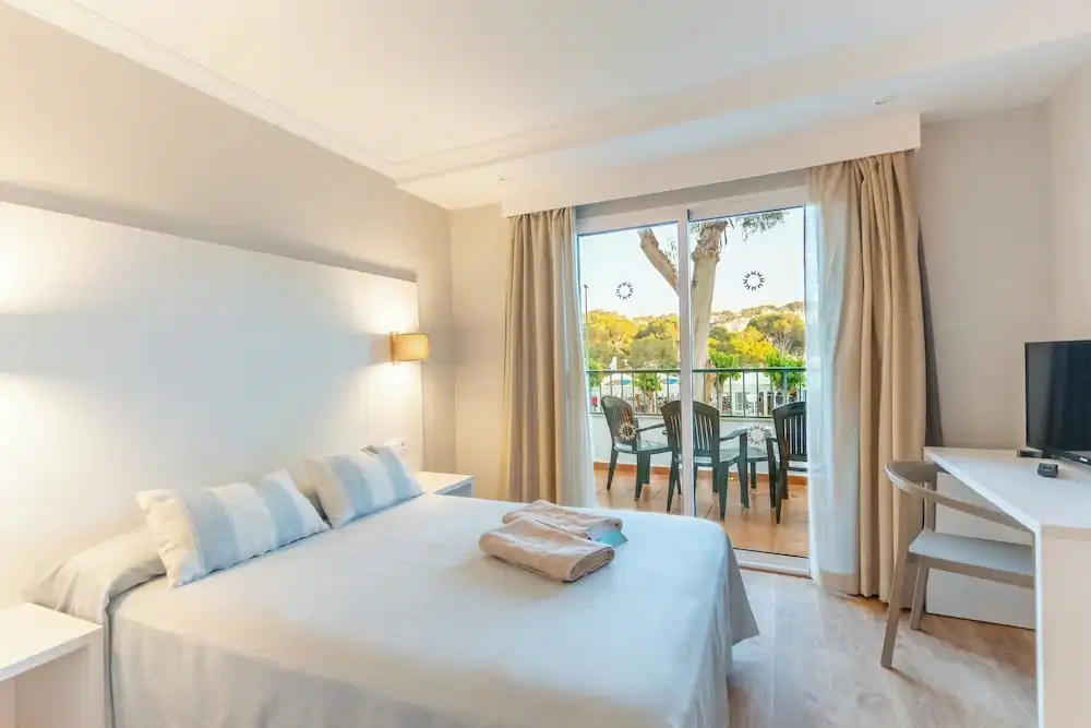 Minura Hotel Cala Galdana & Apartamentos — Hotel rooms in Cala Galdana, Balearic Islands