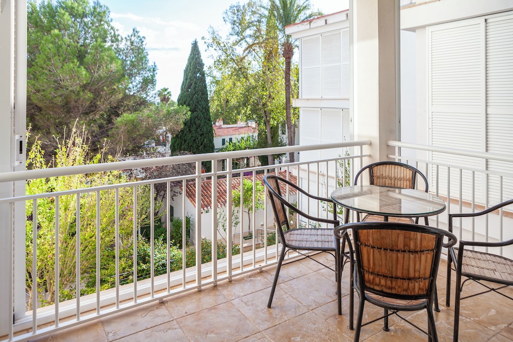 Minura Hotel Cala Galdana & Apartamentos — Hotel building in Cala Galdana, Balearic Islands