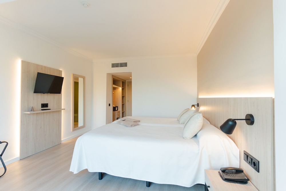 Minura Hotel Cala Galdana & Apartamentos — Hotel rooms in Cala Galdana, Balearic Islands