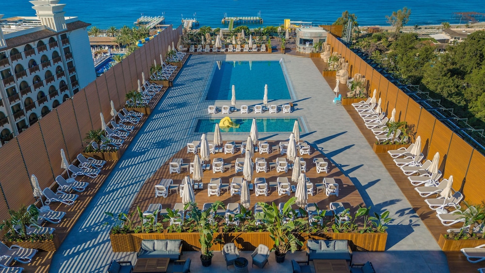Bera Hotel Alanya - Halal All Inclusive — Swimming pool in Alanya