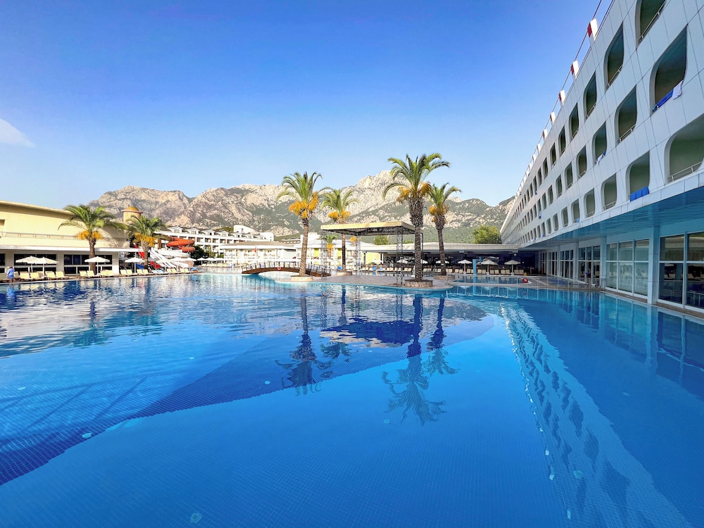 Transatlantik Hotel & Spa -  Ultra All Inclusive — Swimming pool in Kemer