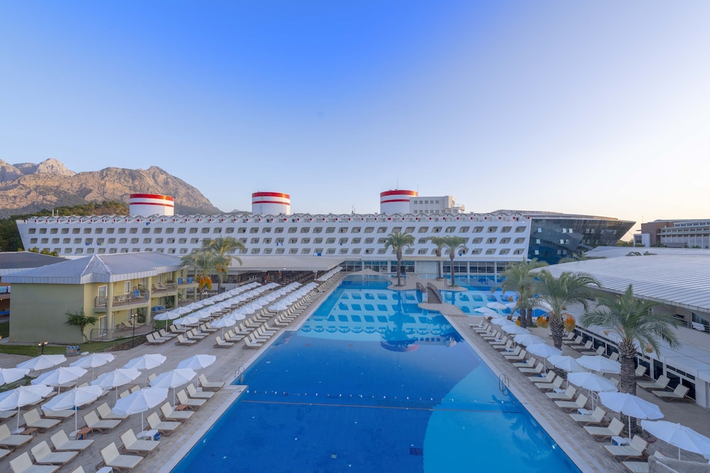 Transatlantik Hotel & Spa -  Ultra All Inclusive — Swimming pool in Kemer