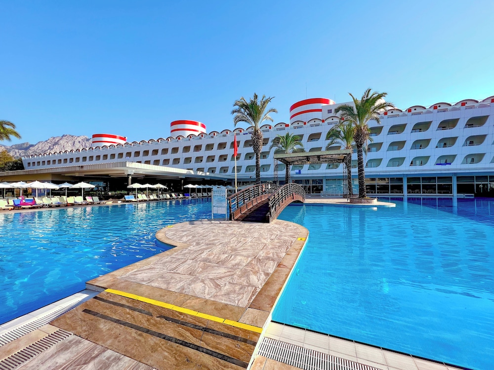 Transatlantik Hotel & Spa -  Ultra All Inclusive — Swimming pool in Kemer