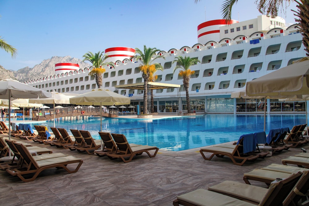 Transatlantik Hotel & Spa -  Ultra All Inclusive — Swimming pool in Kemer