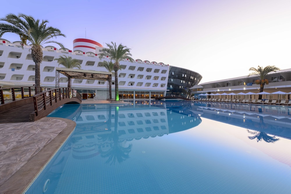 Transatlantik Hotel & Spa -  Ultra All Inclusive — Swimming pool in Kemer