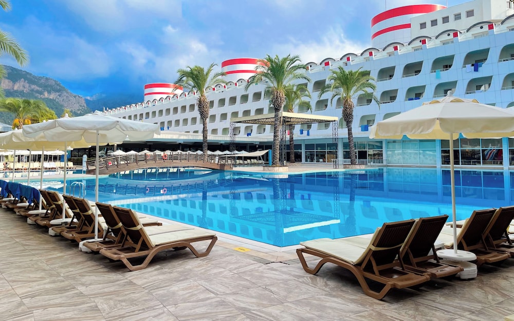 Transatlantik Hotel & Spa -  Ultra All Inclusive — Swimming pool in Kemer