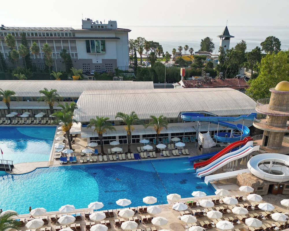 Transatlantik Hotel & Spa -  Ultra All Inclusive — Swimming pool in Kemer