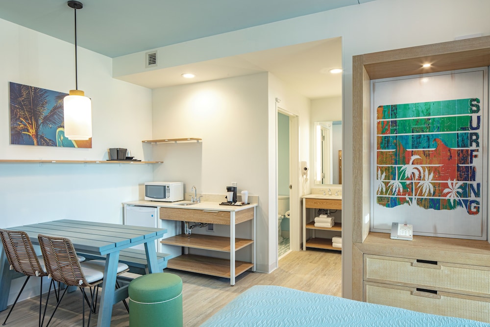 Universal's Endless Summer Resort - Dockside Inn and Suites — Hotel rooms in Orlando, Florida