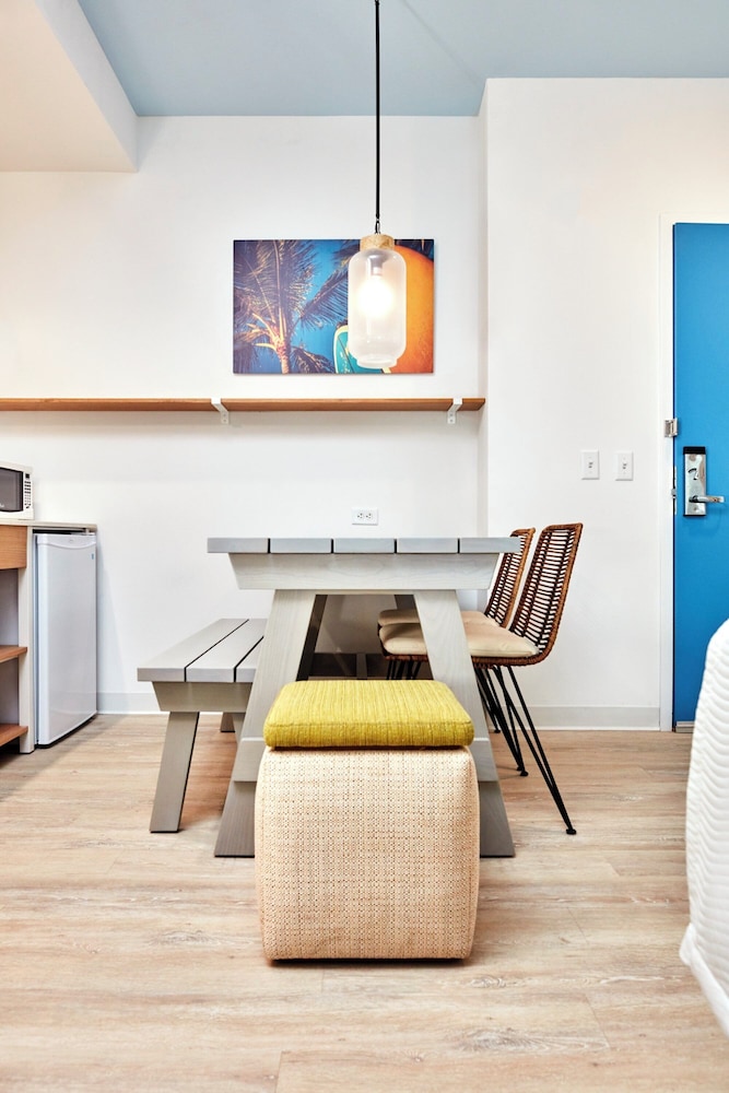 Universal's Endless Summer Resort - Dockside Inn and Suites — Hotel rooms in Orlando, Florida