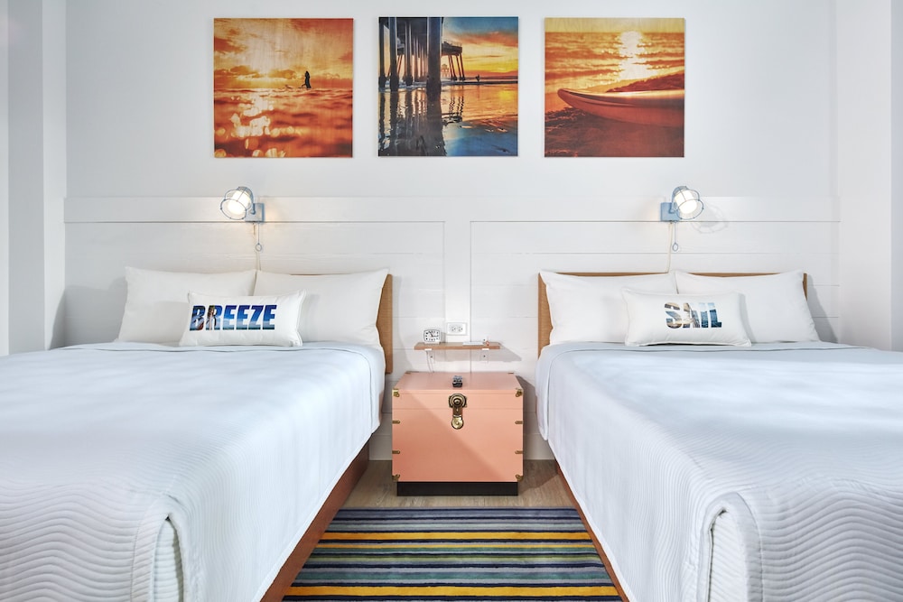 Universal's Endless Summer Resort - Dockside Inn and Suites — Hotel rooms in Orlando, Florida