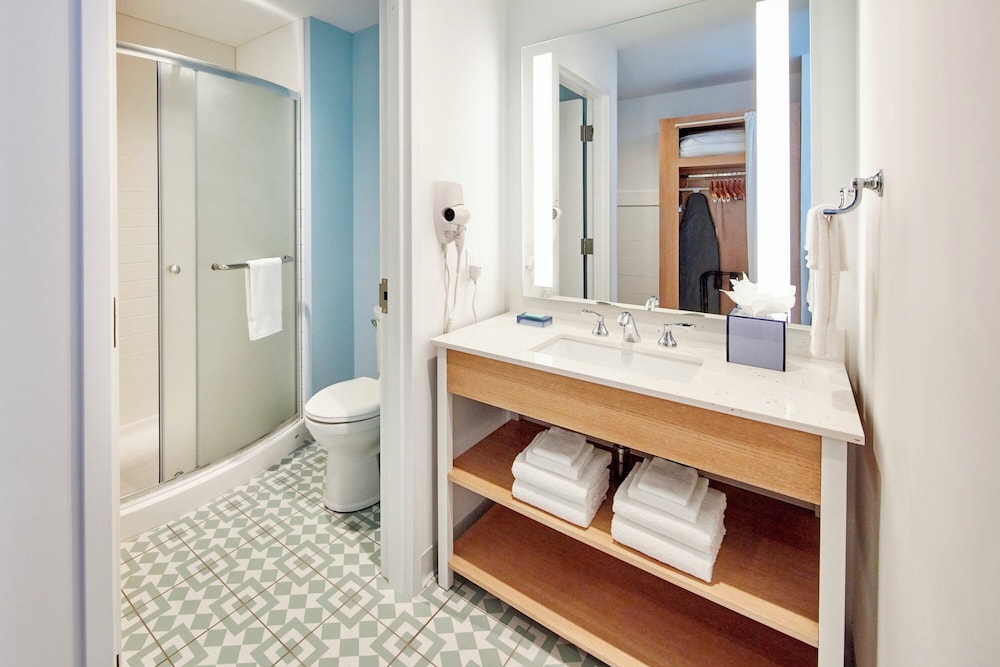 Universal's Endless Summer Resort - Dockside Inn and Suites — Hotel rooms in Orlando, Florida