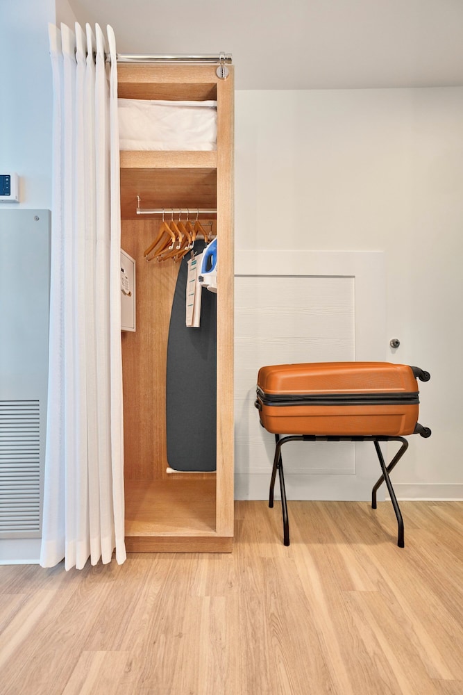 Universal's Endless Summer Resort - Dockside Inn and Suites — Hotel rooms in Orlando, Florida