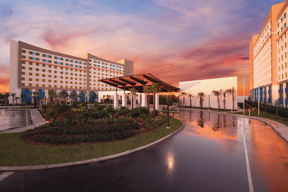 Universal's Endless Summer Resort - Dockside Inn and Suites — Hotel building in Orlando, Florida
