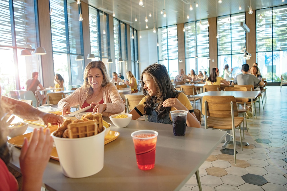 Universal's Endless Summer Resort - Dockside Inn and Suites — Restaurant & bars in Orlando, Florida