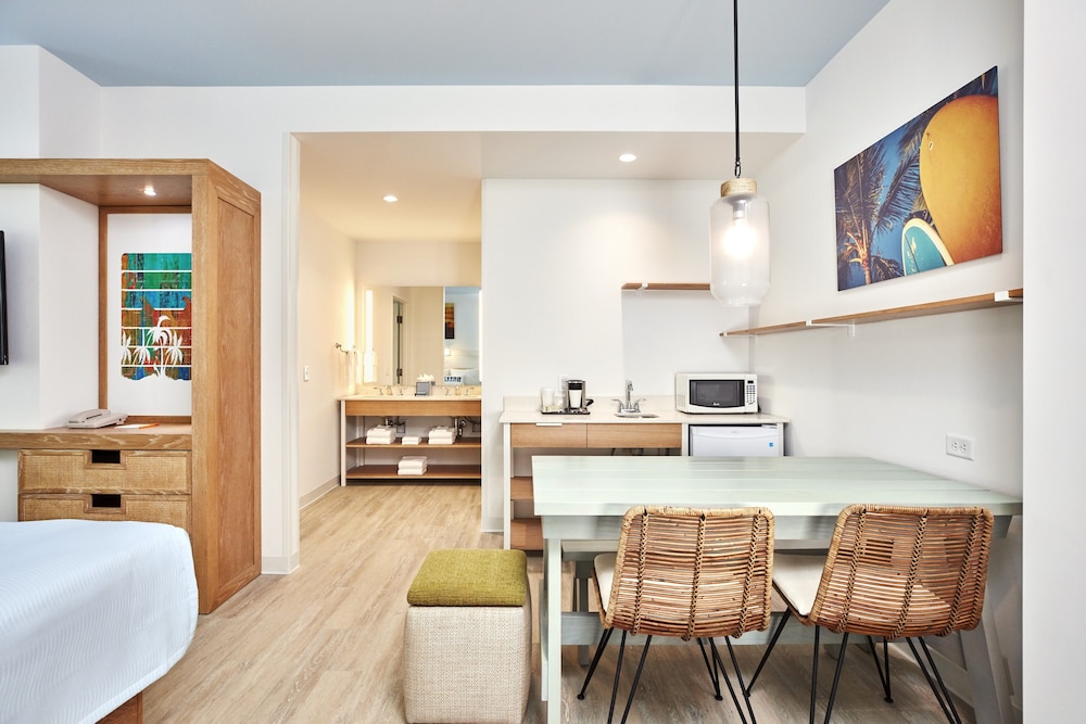 Universal's Endless Summer Resort - Dockside Inn and Suites — Hotel rooms in Orlando, Florida