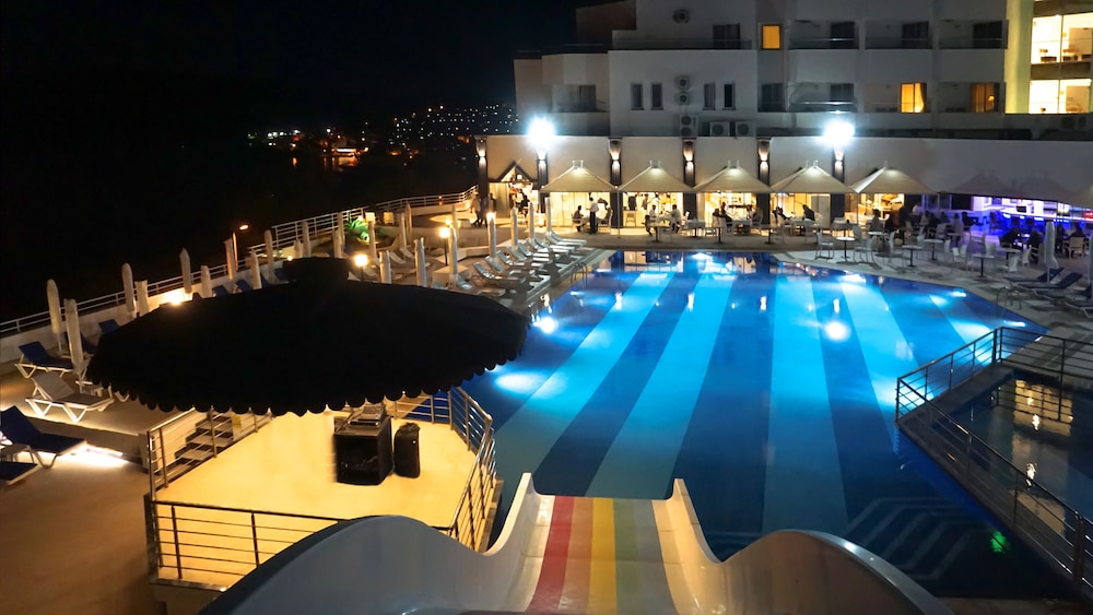 Roseira Beach Resort — Swimming pool in Milas, Mugla