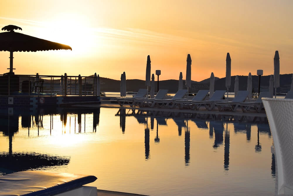 Roseira Beach Resort — Swimming pool in Milas, Mugla