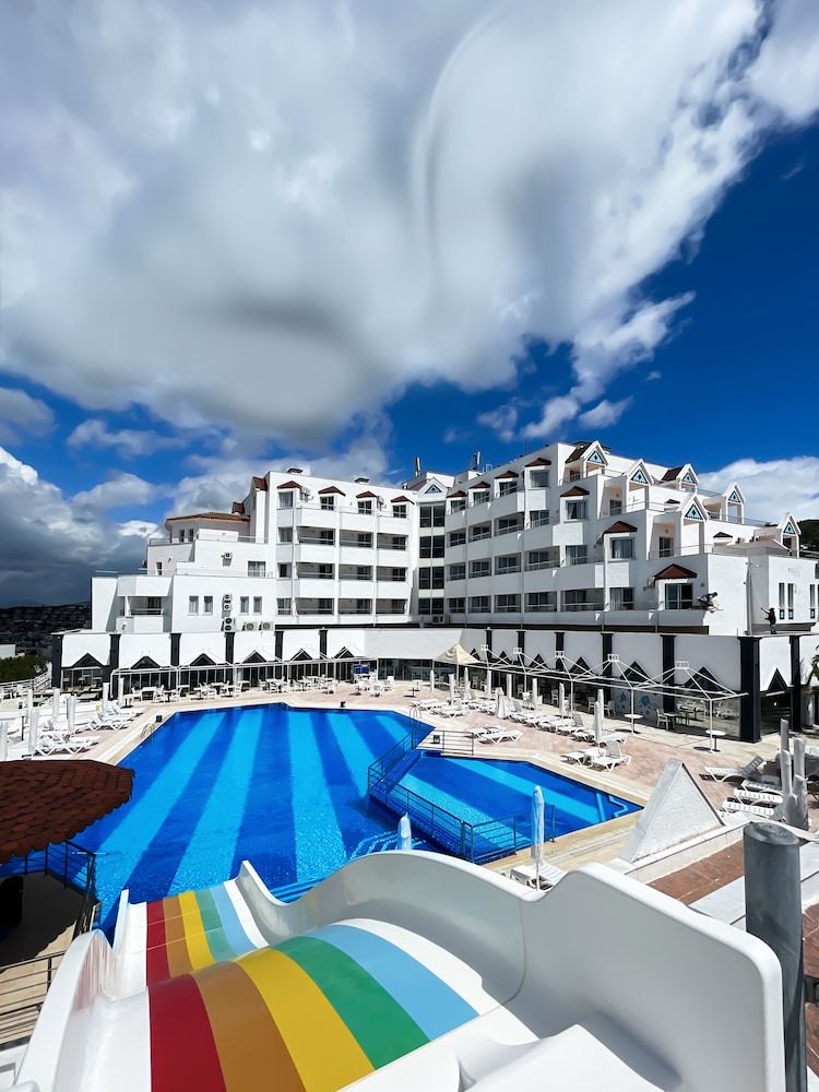 Roseira Beach Resort — Swimming pool in Milas, Mugla