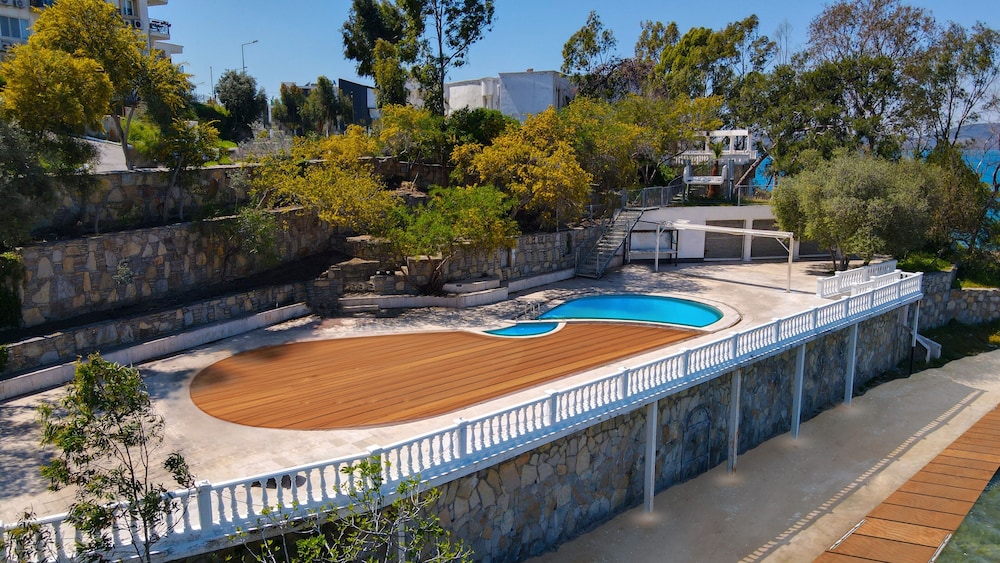 Roseira Beach Resort — Swimming pool in Milas, Mugla