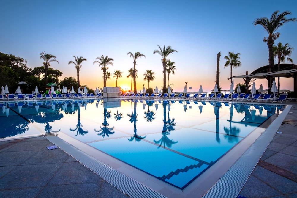 Mirada Del Mar Hotel - All Inclusive — Swimming pool in Kemer