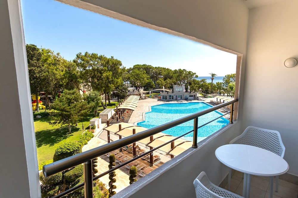 Mirada Del Mar Hotel - All Inclusive — Swimming pool in Kemer