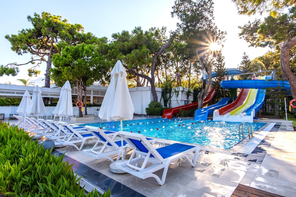 Mirada Del Mar Hotel - All Inclusive — Swimming pool in Kemer