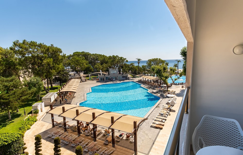 Mirada Del Mar Hotel - All Inclusive — Swimming pool in Kemer