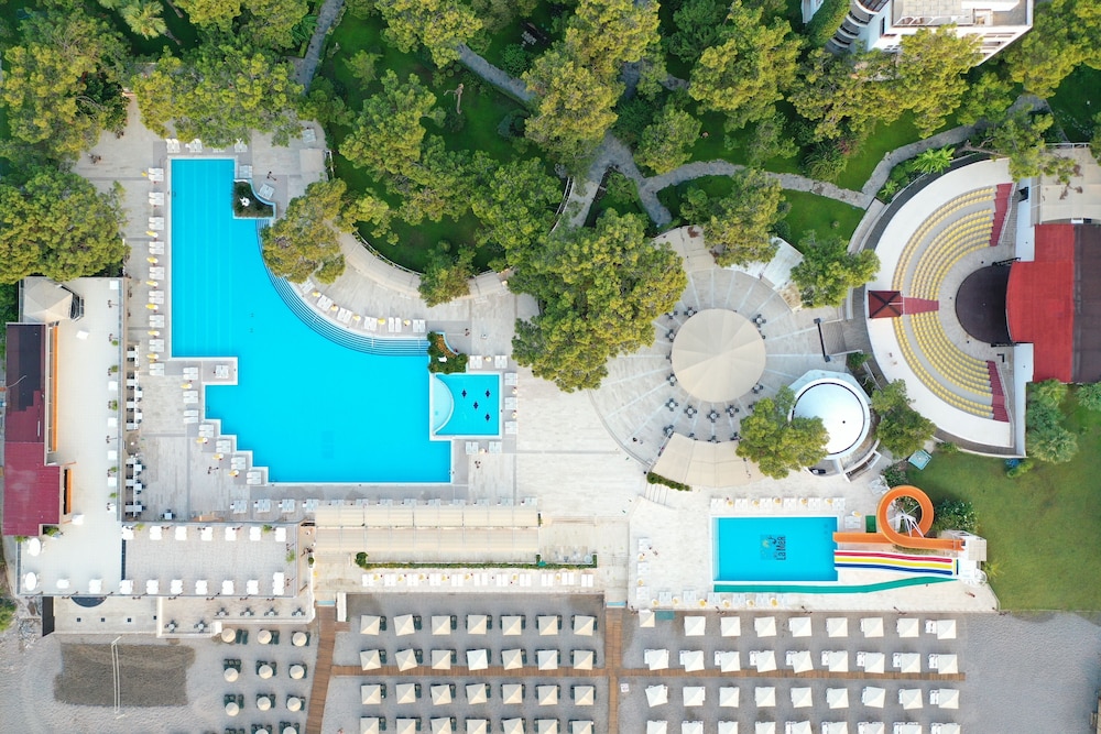 Perre La Mer Hotel Resort & Spa — Swimming pool in Kemer