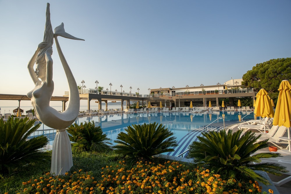 Perre La Mer Hotel Resort & Spa — Swimming pool in Kemer