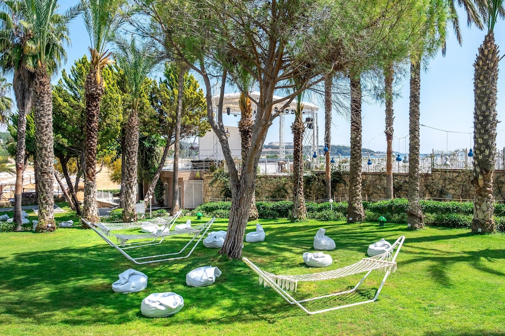 Utopia Beach Club — Shared spaces in Avsallar
